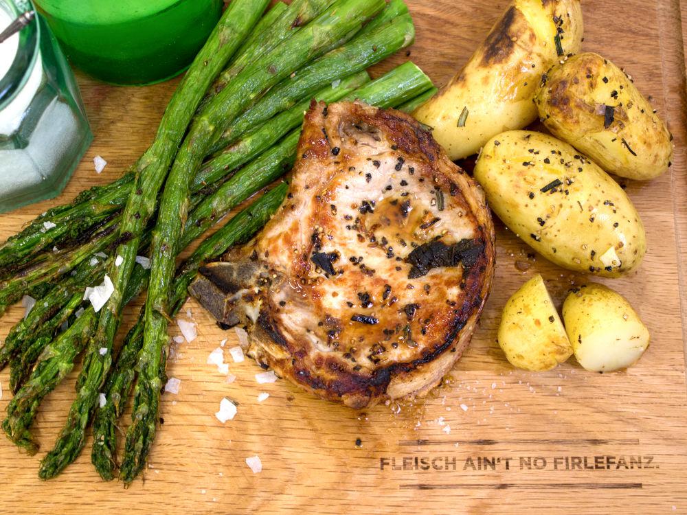 Ibérico Kotelett vom Grill und grüner Spargel mit Rosmarinkartoffeln Ibérico Kotelett vom Grill und grüner Spargel mit Rosmarinkartoffeln