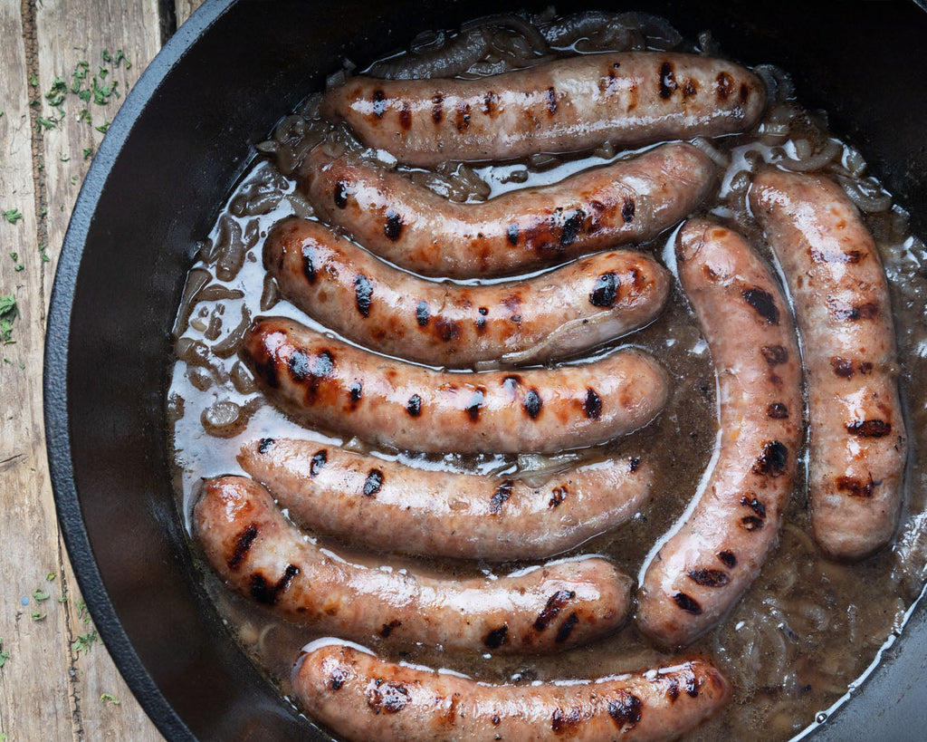 Bier-Bratwürste mit geschmorten Zwiebeln – Deftiges Grillrezept