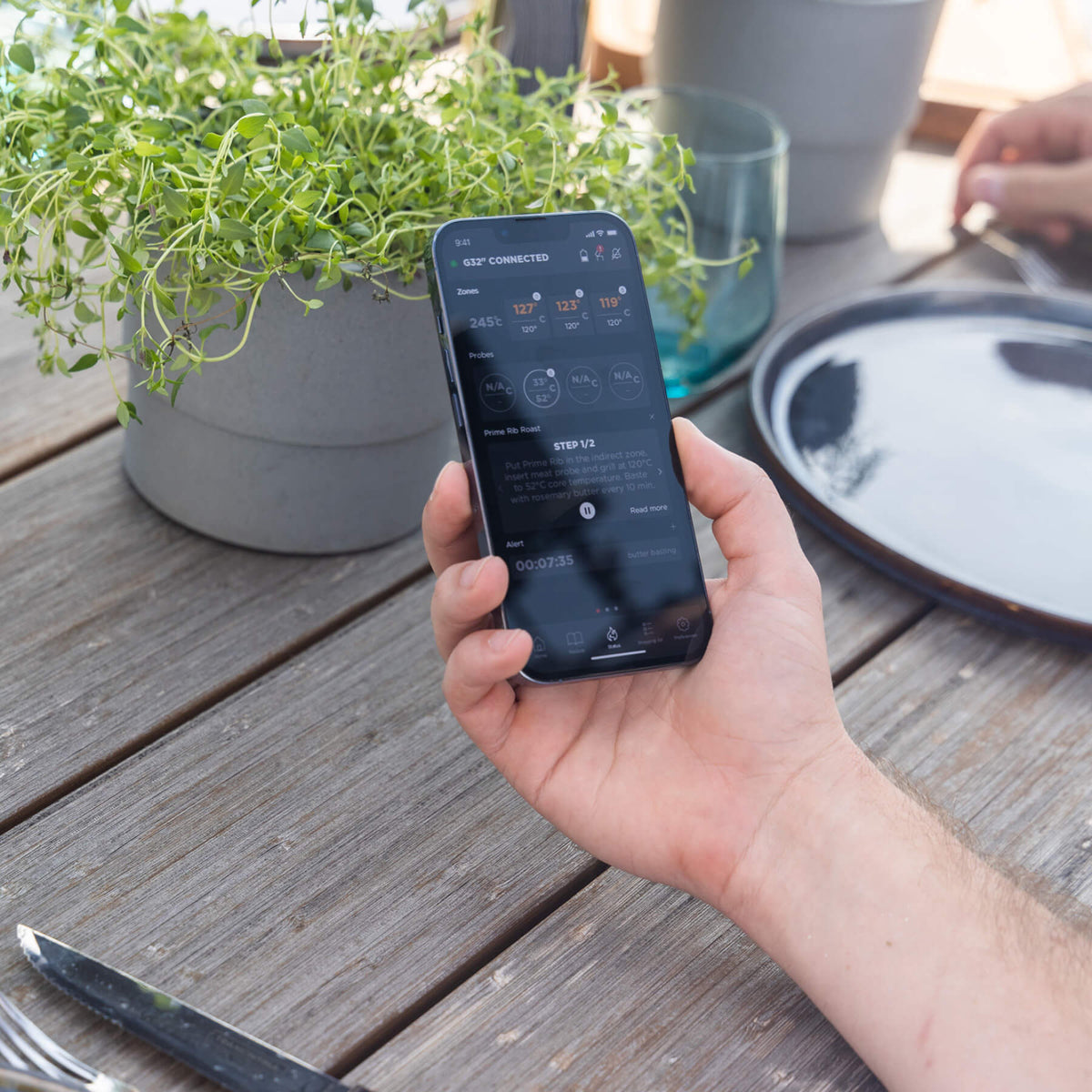 Eine Hand hält ein Smartphone auf der die Otto Wilde App zu sehen ist