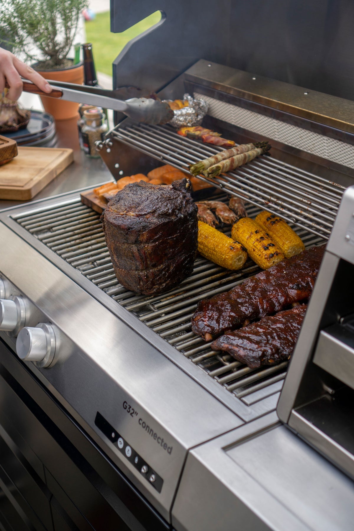 Gasgrill G32 mit Fleisch und Gemüse auf dem Rost