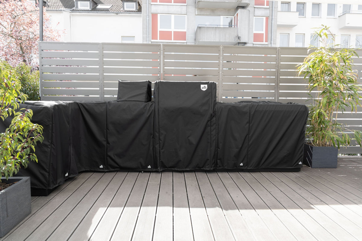 Eine Outdoor-Küchenzeile, die komplett abgedeckt ist