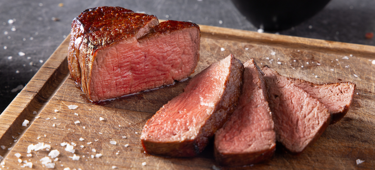 Steak auf Holzbrett mit perfekter Garstufe