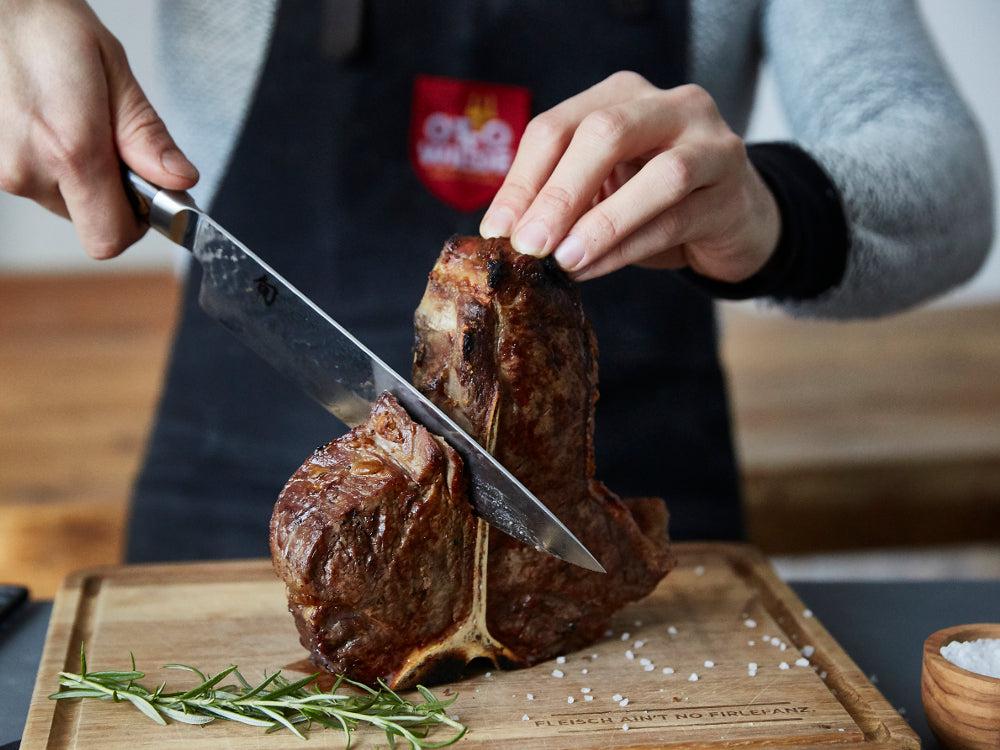 Maillard Reaktion Steak wird geschnitten
