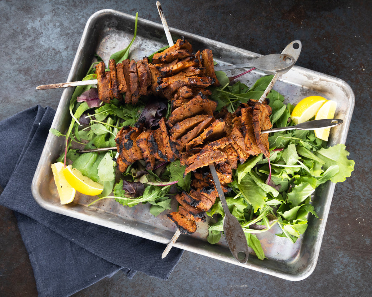 Mehrere Seitanspieße auf einem Blech
