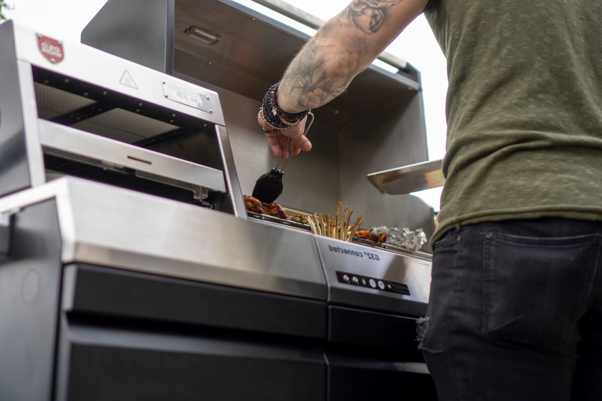 Gasgrill G32 im Einsatz mit Mann am Grill