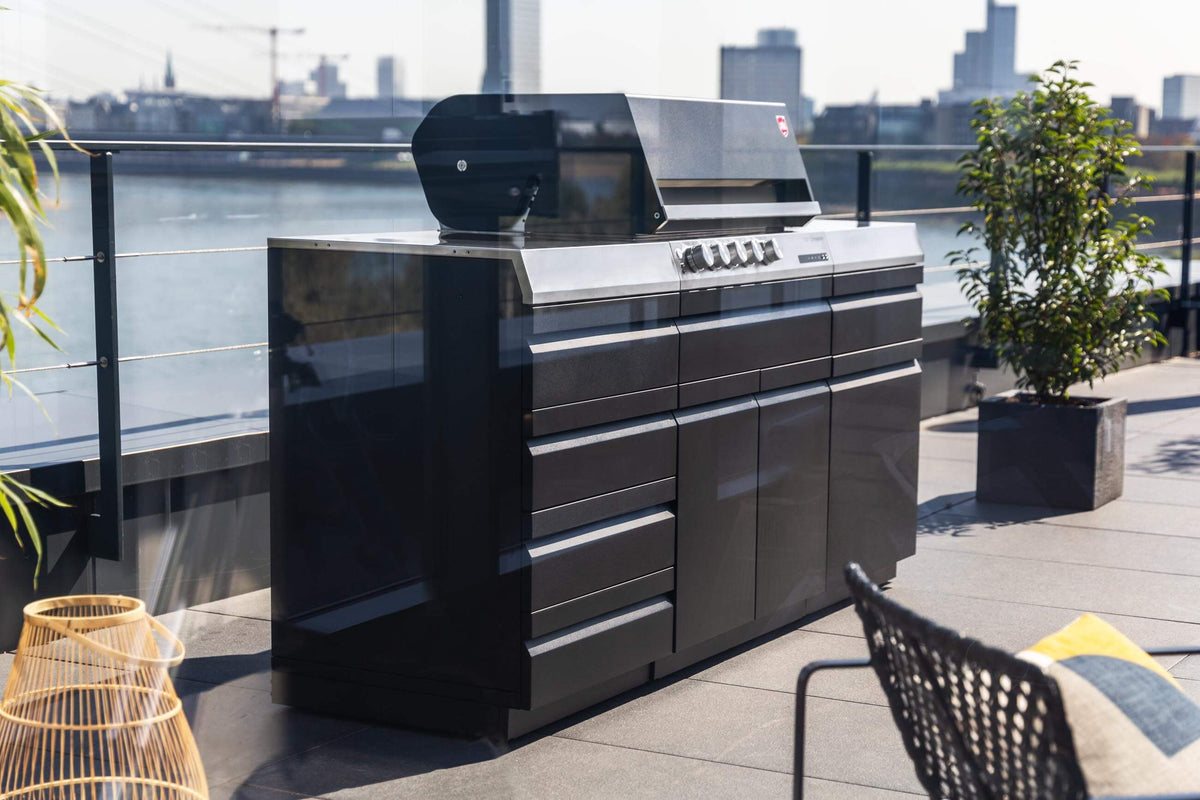 Ein Gasgrill G32 mit zwei Stauraum Modulen auf einer Dachterrasse