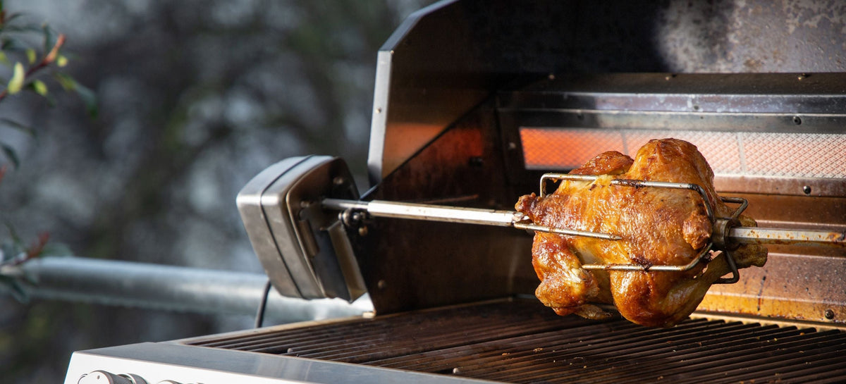 Mehrere Personen im Winter vor einem Grill