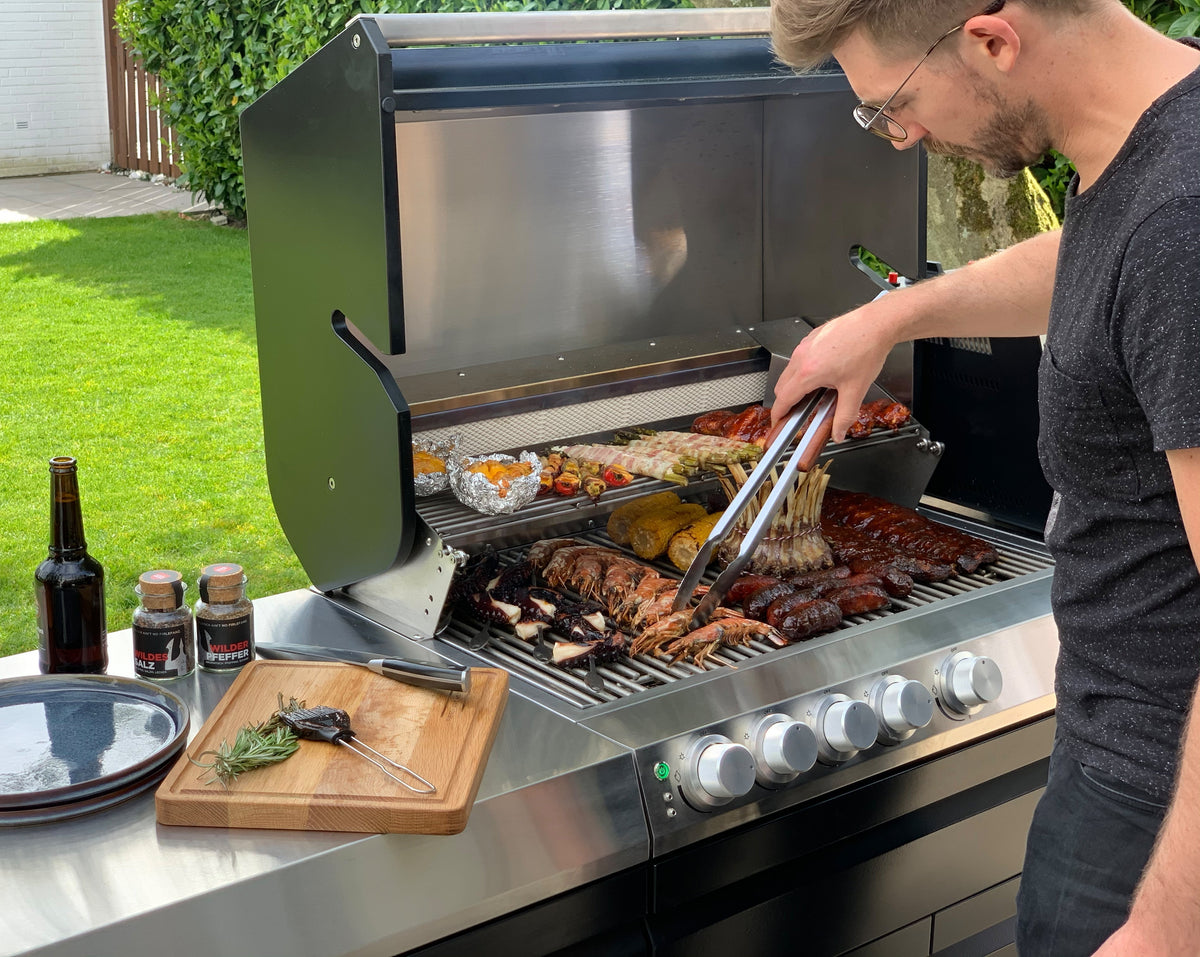 Mann grillt am Gasgrill G32