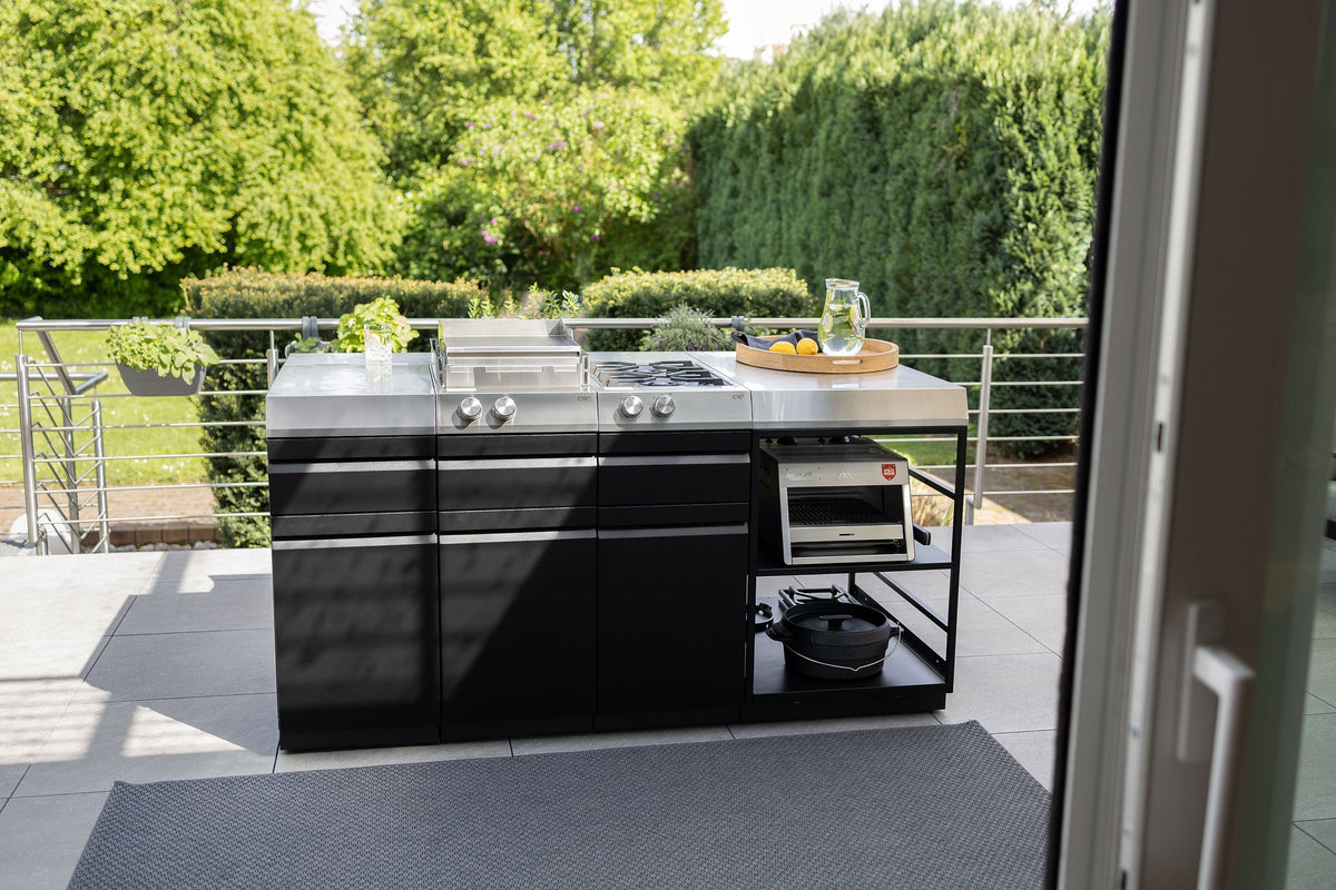 Eine Outdoor Kücheninsel aus Edelstahl auf einer Terrasse